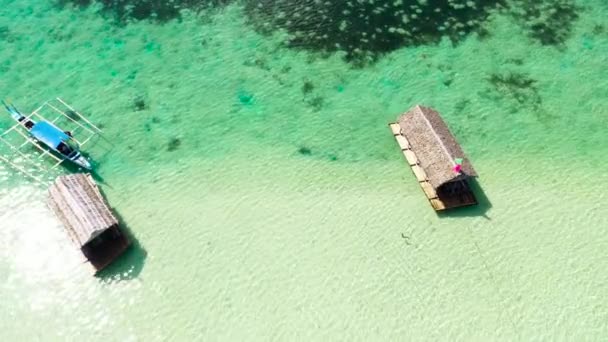 Manlawi Sandbar Plovoucími Chalupami Caramoanských Ostrovech Plovoucí Domek Pískovišti Turistickém — Stock video