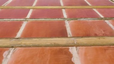 Güzel tuz göletlerinin peyzajının hava aracı. Sri Lanka 'da tuz toplama göletleri.