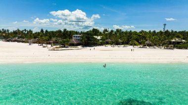 Güzel tropik plaj ve mavi deniz. Bantay Adası, Filipinler.
