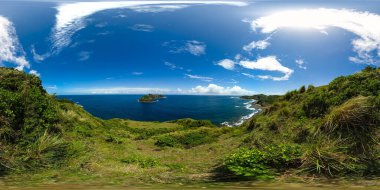 Ada ve mavi okyanus. Palaui Adası, Engano Burnu, Dos Hermanas Adası. Filipinler. VR 360.