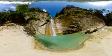 Dağ kanyonunda tropik bir şelale. Dao Şelalesi. Filipinler. 360 panorama VR.