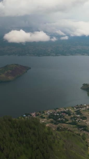 Drone Aéreo Del Lago Toba Isla Samosir Entre Las Montañas — Vídeo de stock