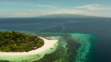 Tropikal adada mercan resifleriyle çevrili güzel bir sahil, üst manzara. Mantigue Adası. Kumsallı küçük bir ada. Yaz ve seyahat tatili konsepti, Camiguin, Filipinler, Mindanao