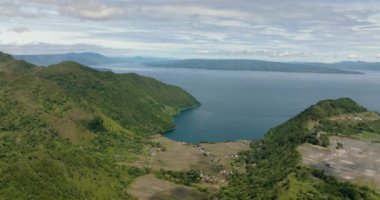Toba Gölü 'nün ve dağlık arazinin en üst manzarası. Sumatra, Endonezya.