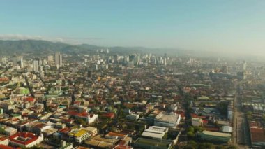 Cebu, sabahın erken saatlerinde Filipinler 'in en önemli ikinci metropolitan merkezi ve ana taşımacılık limanıdır..