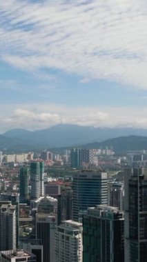 Kuala Lumpur, Malezya - 11 Eylül 2022: Malezya 'daki Kuala Lumpur şehir merkezinin havadan görünüşü. Dikey video.
