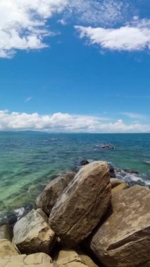 Tropik adalar ve mavi deniz. Borneo, Malezya. Mamutik Sahili. Dikey video.