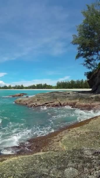 Côte Rocheuse Surf Mer Bornéo Malaisie Kalampunian Beach Vidéo Verticale — Video