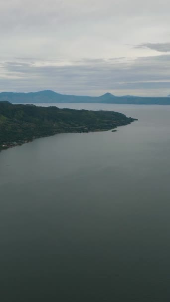 Vista Aérea Del Lago Toba Costa Isla Samosir Paisaje Tropical — Vídeo de stock