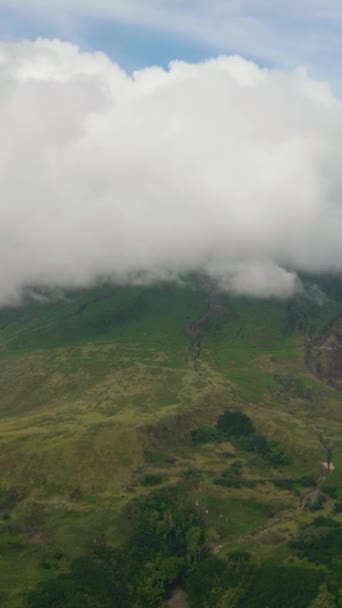 Luchtfoto Van Mount Sinabung Actieve Stratovulkaan Bedekt Met Wolken Uitzicht — Stockvideo