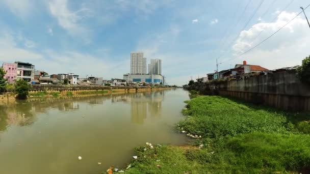 Одна Брудних Річок Азії Місті Джакарта Річка Кілікі Забруднена Побутовими — стокове відео