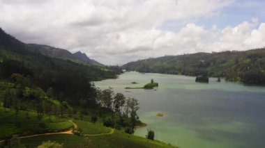 Dağlarda çay tarlaları olan tepelerin arasındaki göl manzarası. Maskeliya, Castlereigh, Sri Lanka.