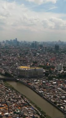 Jakarta şehrinin hava manzarası. Endonezya 'da. Dikey video.