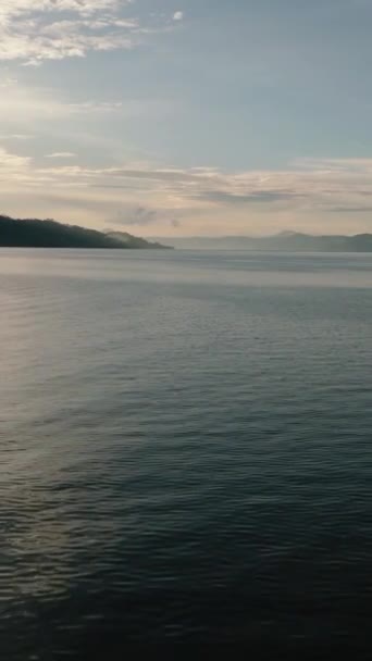 Flug Über Die Wasseroberfläche Des Tobasees Bei Sonnenuntergang Sumatra Indonesien — Stockvideo