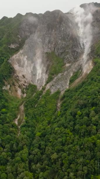 Sibayak Yanardağının Volkanik Aktivitesi Ormanlı Dağlarının Havadan Görünüşü Sumatra Endonezya — Stok video