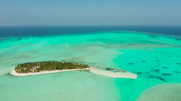 Αμμουδιά Παραλία Και Τροπικά Νησιά Από Atoll Κοραλλιογενή Ύφαλο Κορυφαία — Αρχείο Βίντεο
