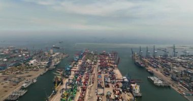 Konteynırlar ve vinçlerle dolu deniz kargo limanı. Tanjung Priok limanı. Endonezya.