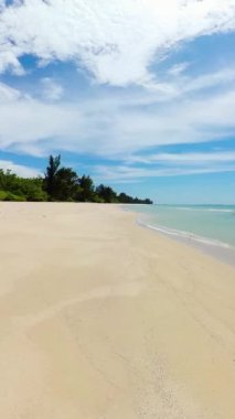 Güzel kumsallar ve mavi bir okyanus. Borneo, Malezya. Tindakon Dazang Sahili. Dikey video.