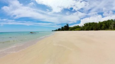 Güzel kumsallar ve mavi bir okyanus. Borneo, Malezya. Tindakon Dazang Sahili.