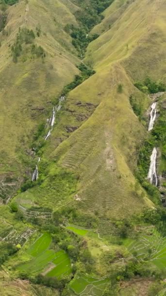 Luftaufnahme Eines Wasserfalls Zwischen Bergen Mit Grünem Wald Sitapigagan Falls — Stockvideo
