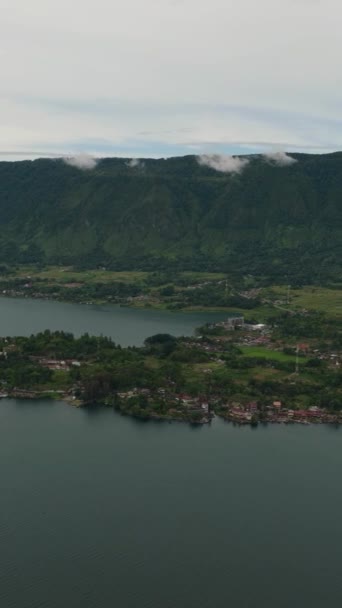 托巴湖和萨摩西尔岛海岸的图克塔克旅游点的空中无人驾驶飞机 印度尼西亚苏门答腊 热带风景 垂直录像 — 图库视频影像