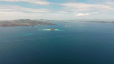 Küçük adaların ortasında mavi, masmavi suları olan havadan deniz manzaralı gölcükler. Palawan, Filipinler. Mavi lagünlü tropikal adalar, mercan resifleri. Malezya takımadalarının turkuaz adaları