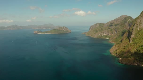 Vue Aérienne Paysage Marin Avec Baie Tropicale Îles Rocheuses Eau — Video