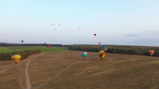 Barevné Horkovzdušné Balóny Při Západu Slunce Obloze Venkově Aerostat Přeletět — Stock video