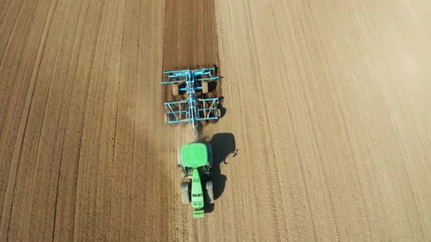 Légi Kilátás Mezőgazdasági Traktor Rotációs Borona Eke Előkészítő Föld Vetés — Stock videók
