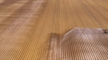 Merkez pivot fıskiye sistemini kullanarak havadan görüntü ekin sulama makinesi. Tarım arazilerini sulayan bir sulama rotası. Sulama sistemi tarım arazilerini suluyor.