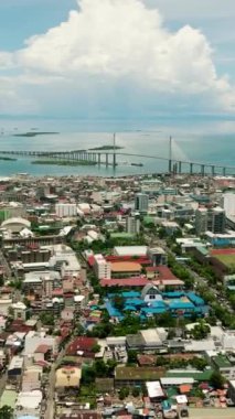 Cebu şehrinin yüksek binalı hava manzarası. Cebu Cordova Link Otoyolu. Filipinler.