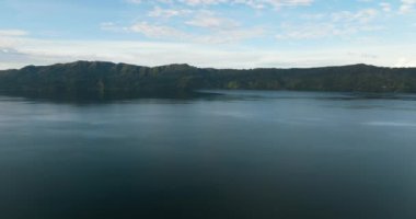 Dağların arasındaki yağmur ormanlarıyla Toba Gölü 'nün en üst manzarası. Sumatra, Endonezya.