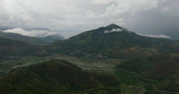 Αγροτεμάχιο Και Πόλη Στην Κοιλάδα Ανάμεσα Στα Βουνά Σουμάτρα Ινδονησία — Αρχείο Βίντεο