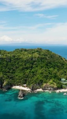 Apo Adası 'nın güzel bir sahil ve deniz rezervi olan havadan görünüşü. Popüler dalış alanı ve turistlerle şnorkelle yüzme yeri. Zenciler, Filipinler.