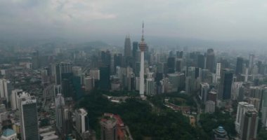 Kuala Lumpur, Malezya - 11 Eylül 2022: Kuala Lumpur 'daki gökdelenlerin ve gökdelenlerin havadan görünüşü.