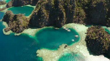 Kayaların arasında mavi suyu olan havadan drone gölleri ve koylar. Göl, ormanlarla kaplı dağlar. Deniz manzarası, tropikal manzara. Palawan, Filipinler, Busuanga