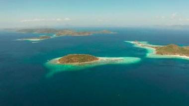 Beyaz kumlu ve berrak mavi denizli tropikal deniz manzarası. Adaları ve plajları olan tropik bir manzara. Filipinler, Palawan.