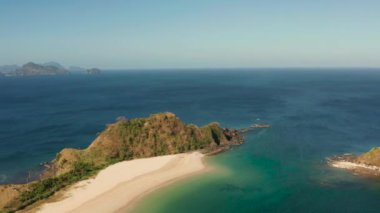 Kumlu tropik adanın havadan görünüşü. Nacpan, El Nido, Palawan, Filipin Adaları. Tropik plaj ve adaları olan deniz manzarası. Yaz ve seyahat tatil konsepti