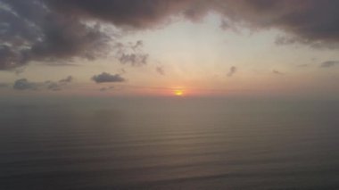 Okyanusun üzerinde hava manzaralı gün batımı. Deniz manzarası. Tropiklerde denizin üzerinde renkli bir gün batımı. Gün batımında denizin üzerinde uçmak. Hava deniz manzaralı okyanus yüzeyi. Seyahat kavramı