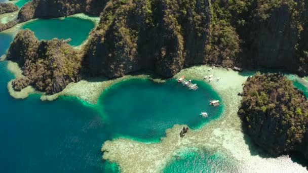 Letecké Laguny Zátoky Modrou Vodou Mezi Skalami Laguna Hory Pokryté — Stock video