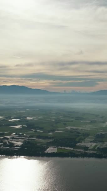 日出时与农田和稻田连成一片 Negros 菲律宾 — 图库视频影像