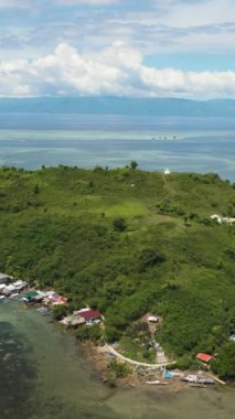 Tropikal bir adada balıkçı köyü. Diutay Adası. Filipinler.