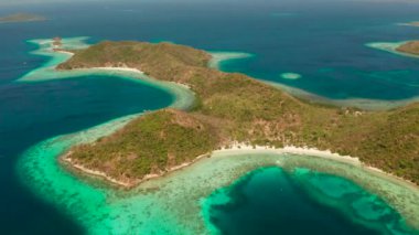 Mavi lagünlü, mercan resifli ve kumlu tropikal hava aracı adaları. Palawan, Filipinler. Turkuaz lagünlü Malezya adaları..
