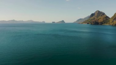 Dağların arka planında tropikal bir adada lagün ve turkuaz su ile havadan görünümü koyun. Corong corong plajı, El Nido, Palawan, Filipinler. Yaz ve seyahat tatili konsepti