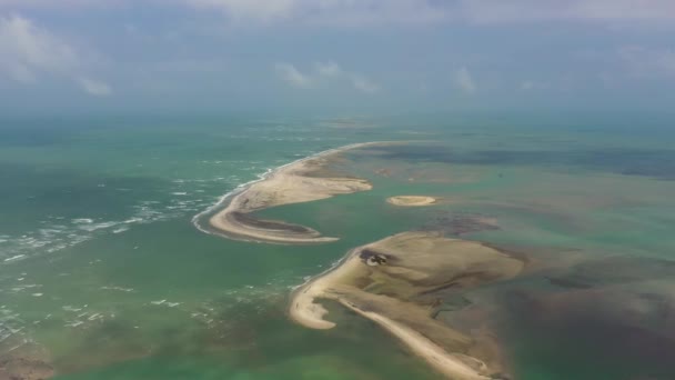 アダムズブリッジとして知られる低い横たわる白い砂浜の空中ドローン タラマナール スリランカ — ストック動画