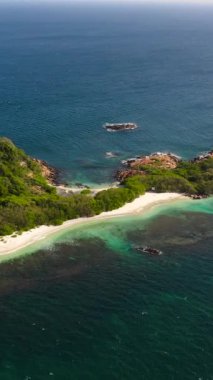 Tropik adaların havadan görünüşü ve denizde kumlu bir sahil. Güvercin Adası, Sri Lanka.