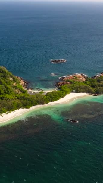 熱帯の島と海の砂のビーチの空中ビュー スリランカのピジョン島 — ストック動画