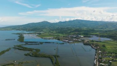 Zenci Adası kıyıları, tarım arazisi ve kasabası olan hava manzarası. Zenciler, Filipinler.