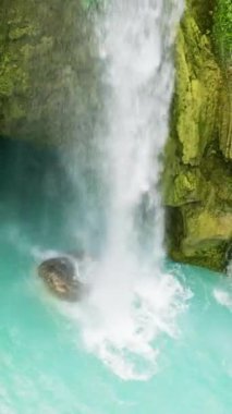 Yağmur ormanlarındaki güzel şelale. Tropik dağ ormanlarında Inambakan Şelaleleri. Cebu, Filipinler.
