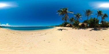 Palmiye ağaçları olan tropik bir sahil. Saud Sahili, Pagudpud. Filipinler. VR 360.